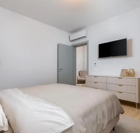 Lux Liburni - New 풀라